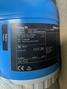 Endress+Hauser Promag 300 electromagnetic flowmeter model 5H3B22-FC80/0 featuring HART output and universal AC/DC power supply