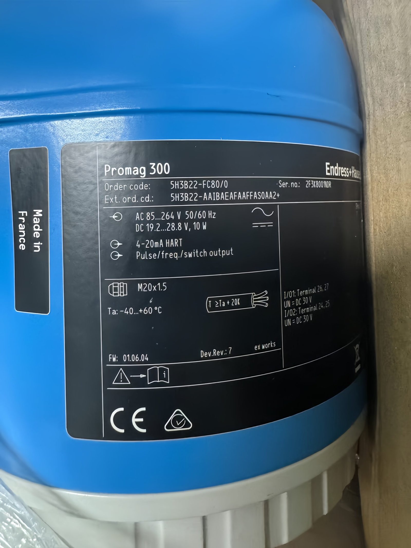 Endress+Hauser Promag 300 electromagnetic flowmeter model 5H3B22-FC80/0 featuring HART output and universal AC/DC power supply
