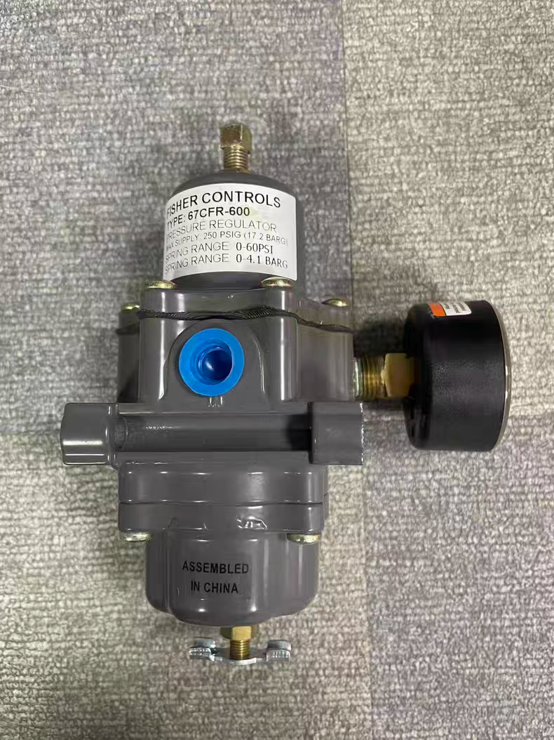 フィッシャー67CFR技術解説 Fisher 67CFR pressure regulator top view showing adjustment screw and ports