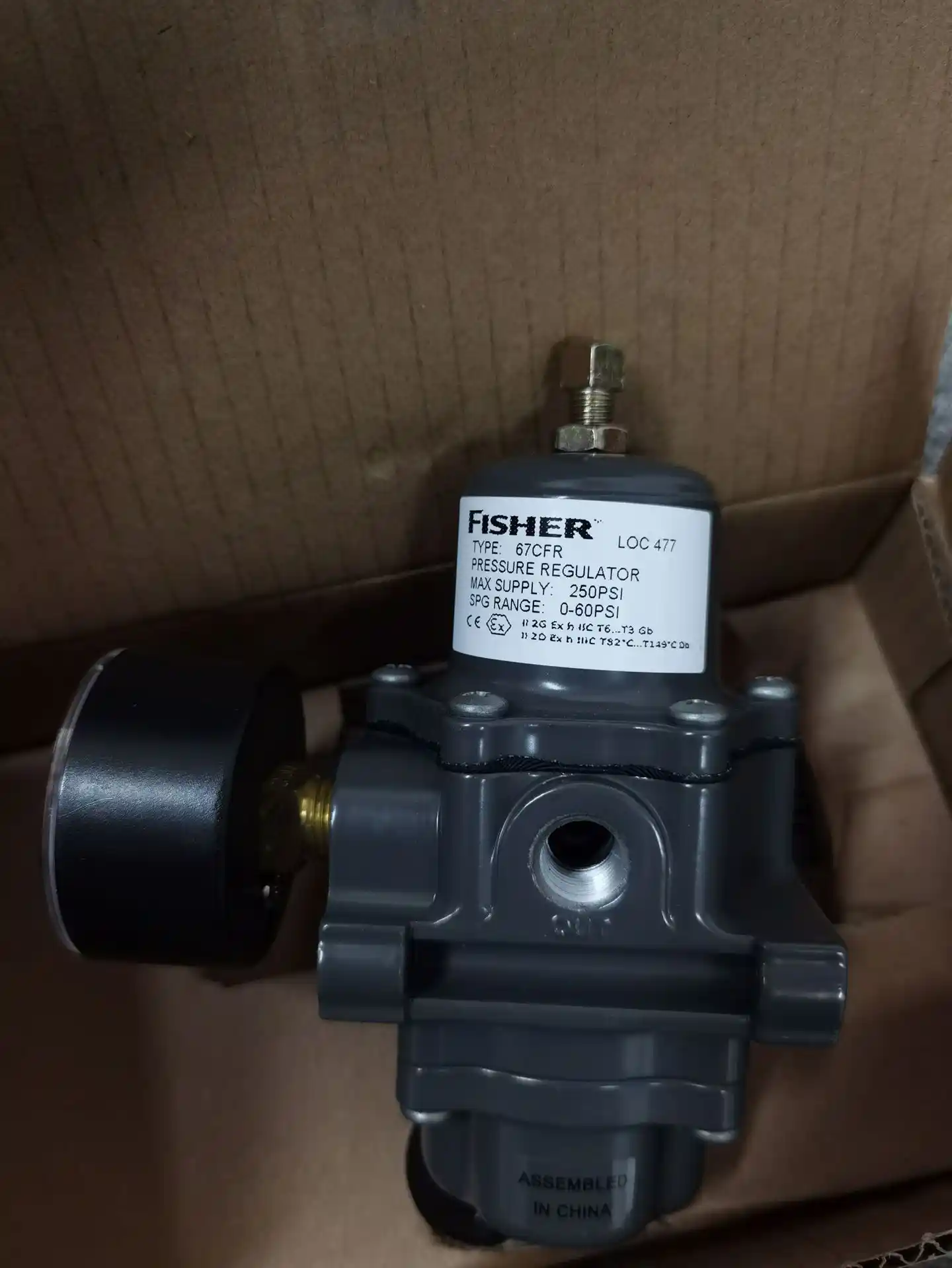 フィッシャー67CFR接続の詳細 Fisher 67CFR-600 regulator showing inlet/outlet connections