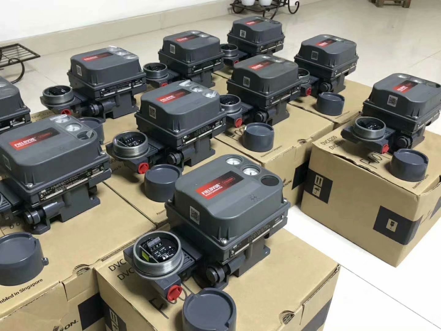Multiple Fisher FIELDVUE DVC6200 digital valve controllers in original packaging, ready for shipment. Large stock availability for immediate delivery. Genuine Fisher instruments from YUNRUI Controls.