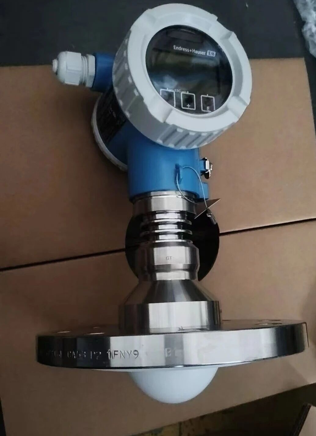 Micropilot FMR62B 80GHz radar level transmitter side view showing flange and antenna details