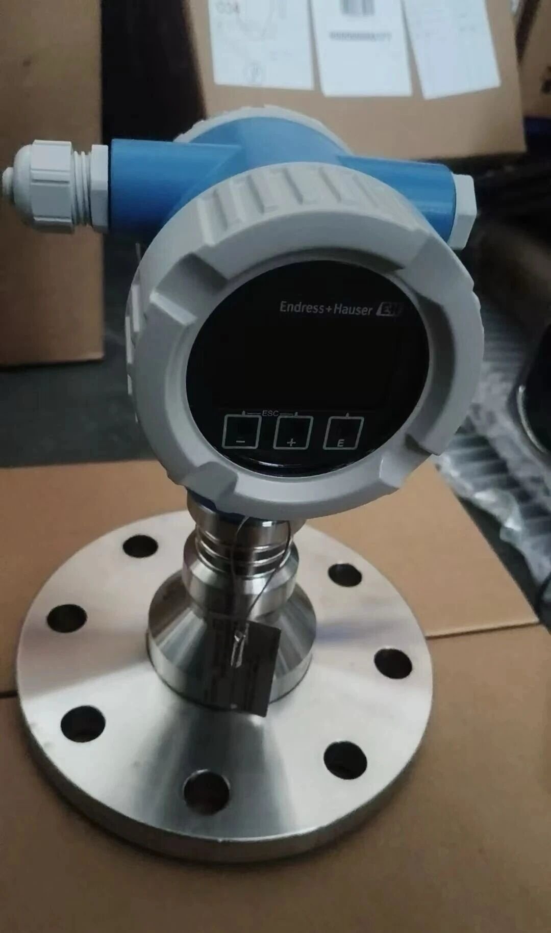 Micropilot FMR62B 80GHz radar level transmitter top view with blue housing