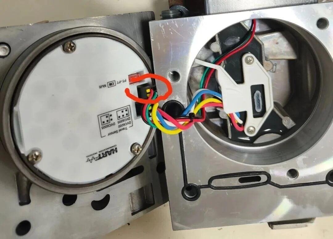 Disconnecting red black and green wire plugs from Fisher DVC6200 terminal block