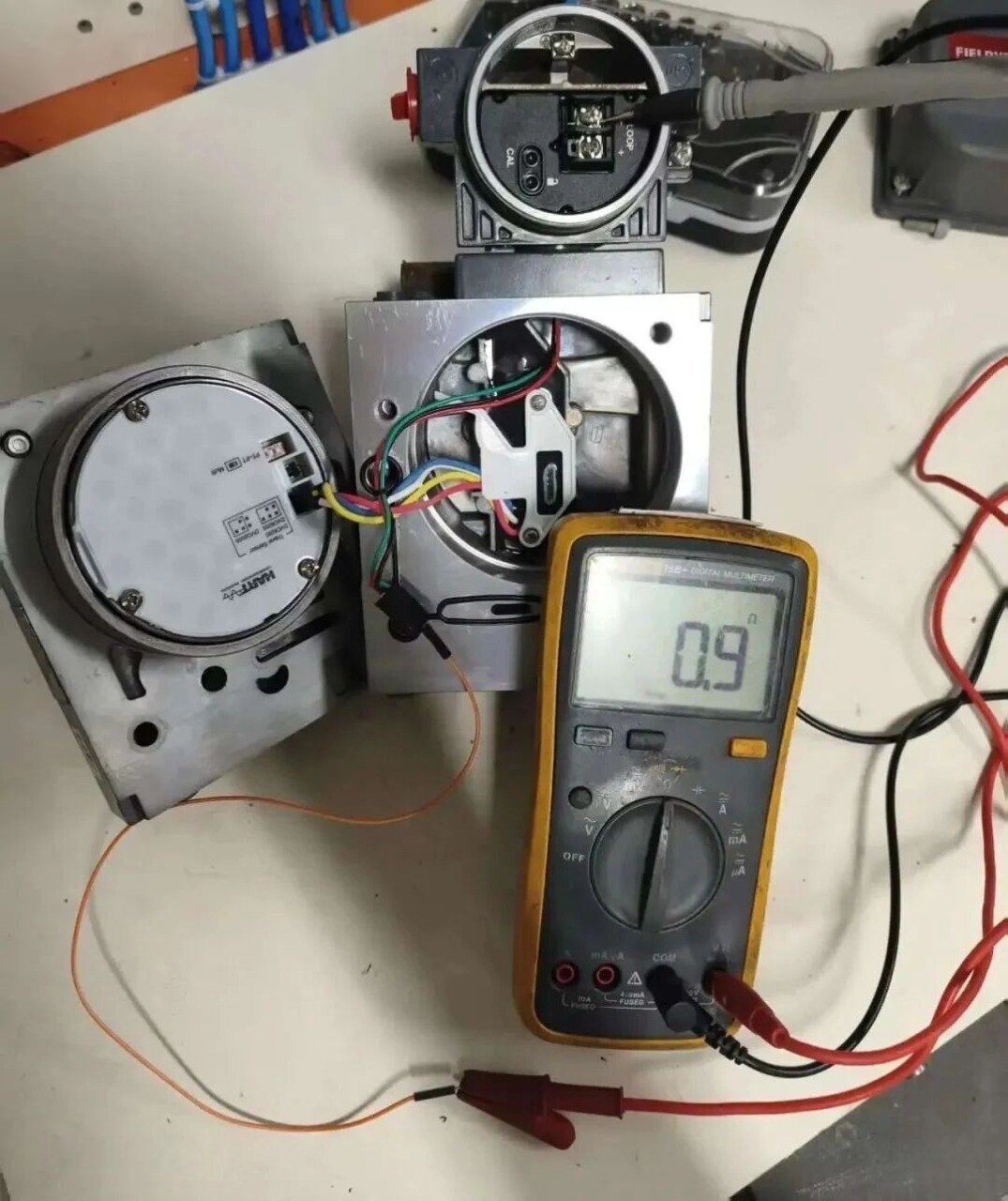 Measuring black wire to Loop- resistance on Fisher DVC6200 terminal block with multimeter