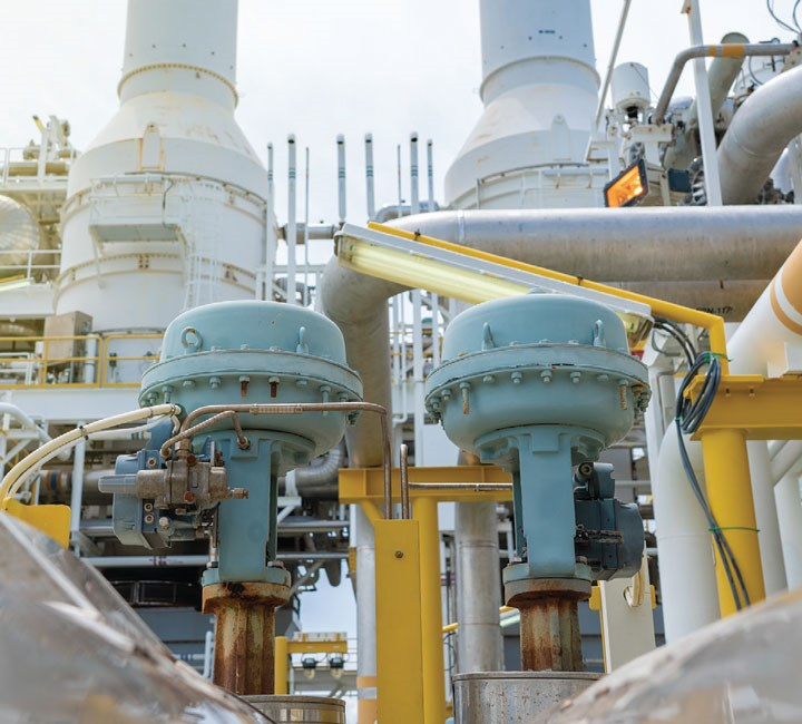 Fisher control valve with pneumatic actuator installed in refinery process line - genuine Fisher valves supplied by YUNRUI for industrial automation